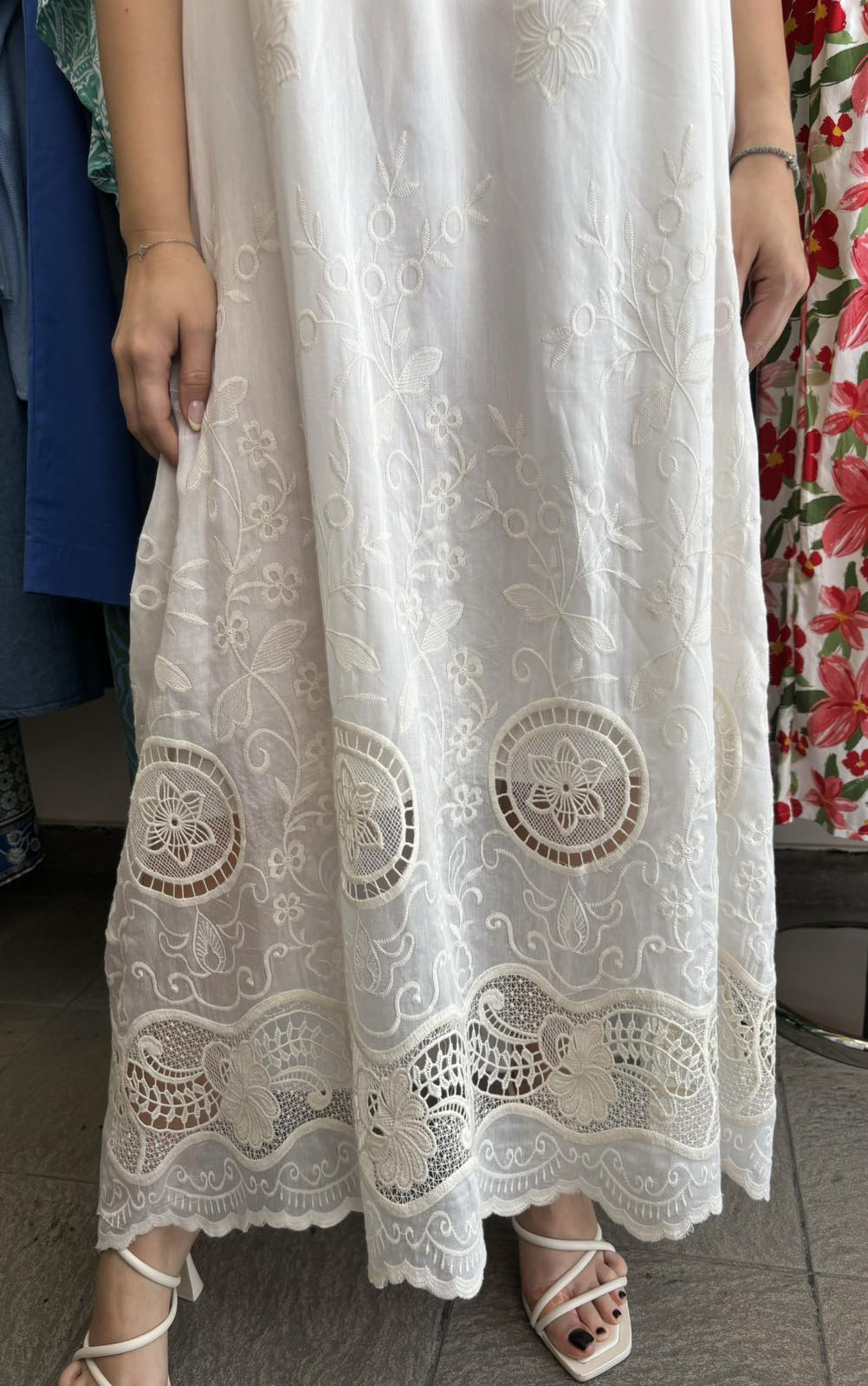 PLUS SIZE MAXI DRESS WHITE WITH EMBROIDERY AND OPEN BACK 5 PLUS SIZE ΜΑΞΙ ΦΟΡΕΜΑ ΛΕΥΚΟ ΜΕ ΚΕΝΤΗΜΑΤΑ ΚΑΙ ΑΝΟΙΧΤΗ ΠΛΑΤΗ - Image 3